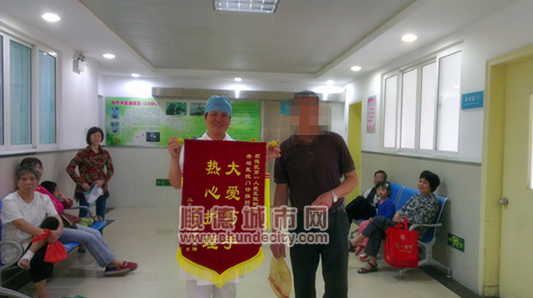 不止是醫(yī)生，護(hù)士也收到病人贈(zèng)送的錦旗