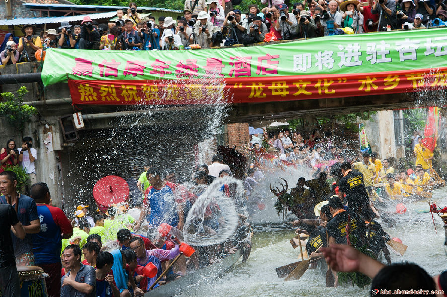 群龍鬧海