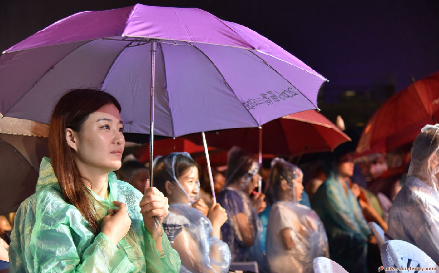 雨天中，他們依然在傾情高歌！