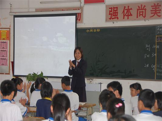 陳靜青：汗水鋪就成功路 三尺講臺繪青春