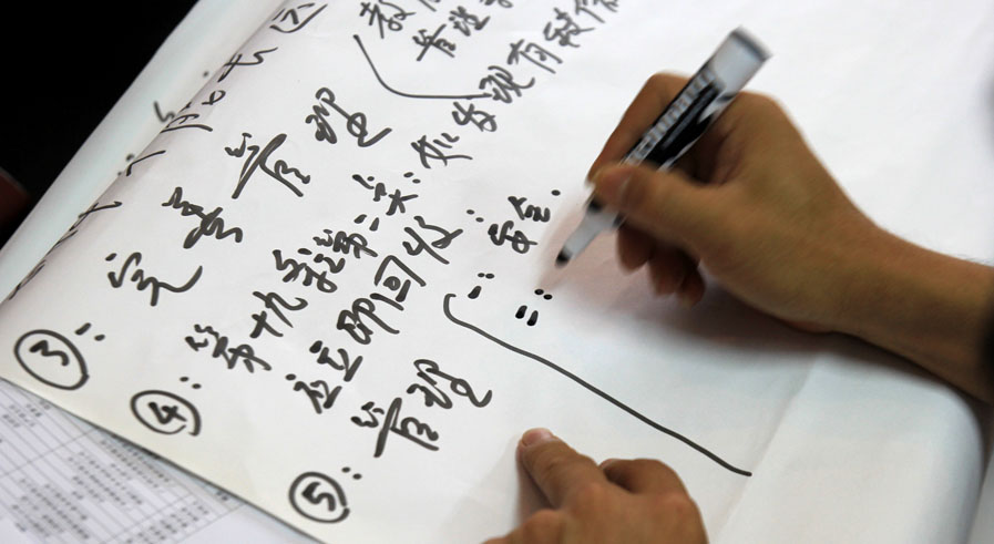 委員積極討論，觀點(diǎn)寫得密密麻麻