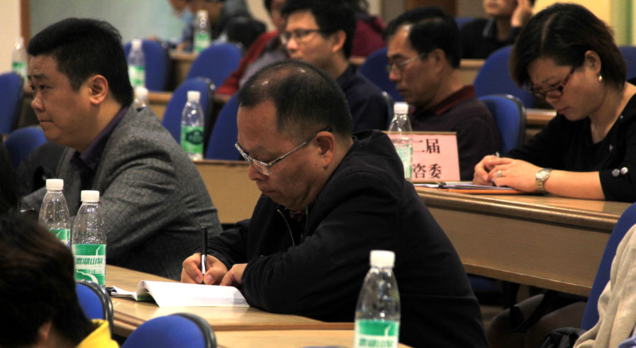 培訓(xùn)講座上，委員們認(rèn)真記錄，欲盡力更好地發(fā)揮民間智庫(kù)作用。