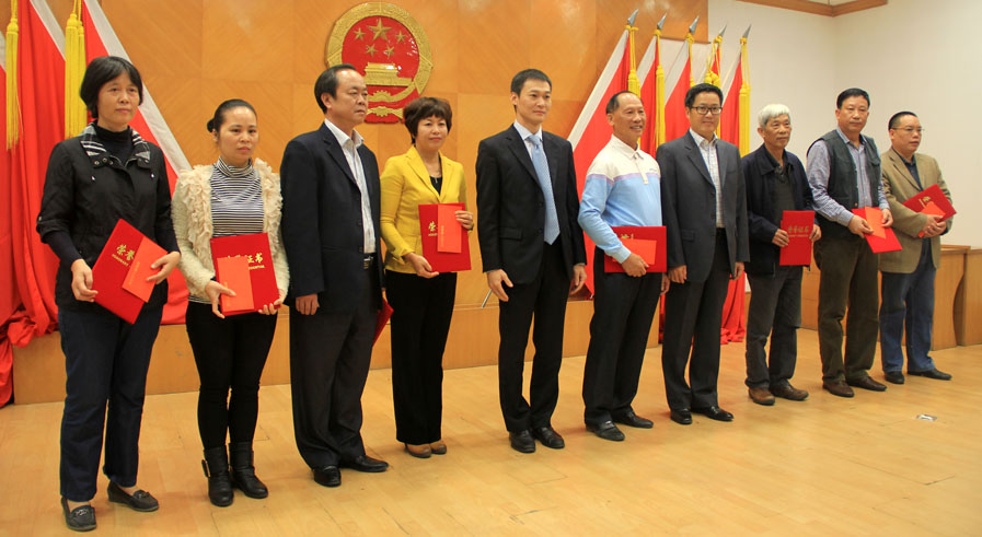 冼陽(yáng)福書記、余焯焜副書記為8位委員頒發(fā)“第一屆公共決策咨詢委員會(huì)優(yōu)秀委員”榮譽(yù)證書