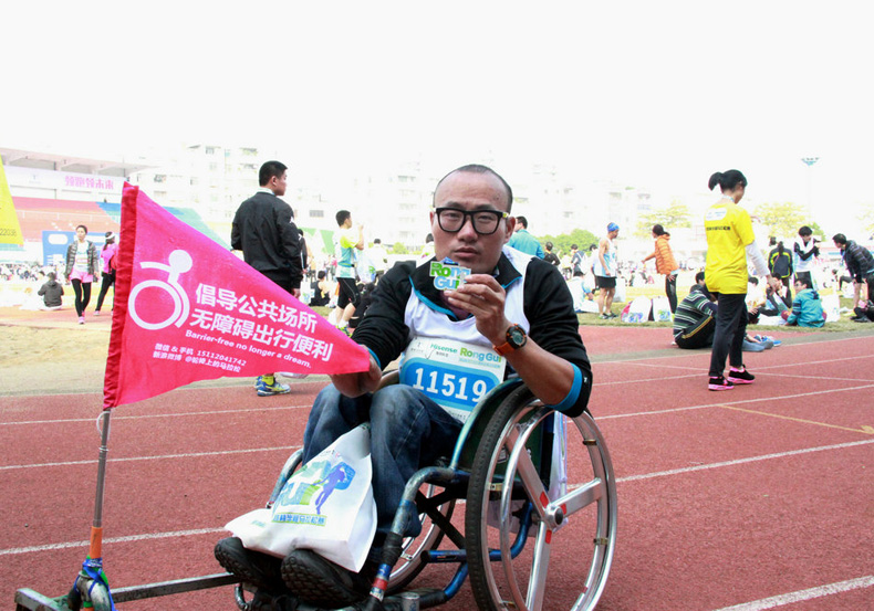 “我喜歡運動，我喜歡馬拉松。”輪椅上的他，兩年跑了22場馬拉松。