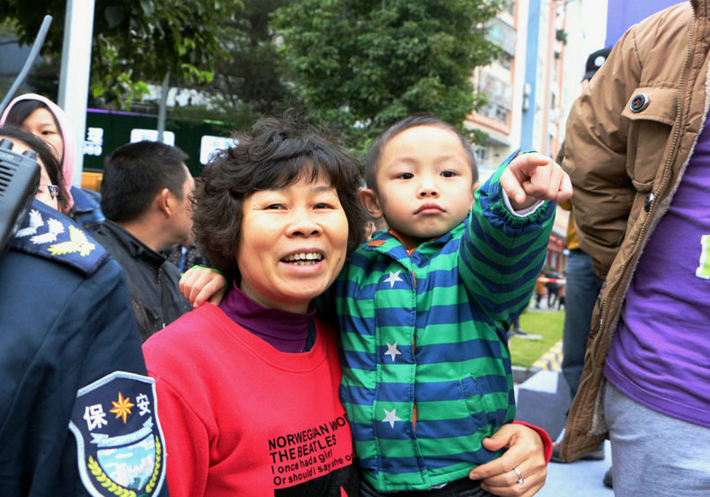 賽事吸引了不少街坊帶著孩子前來圍觀，小朋友充滿著好奇。