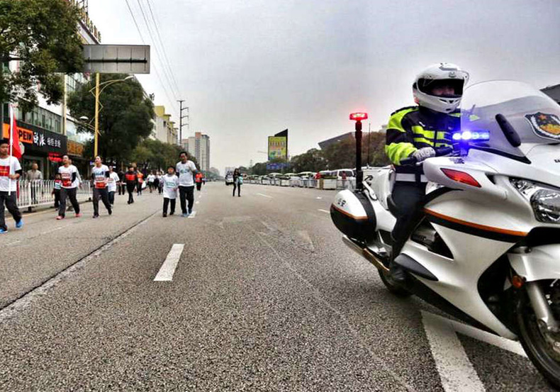 800名警力進行道路管制和治安維持工作，保障每位運動員暢順奔跑。（網友“剛少”供圖）。