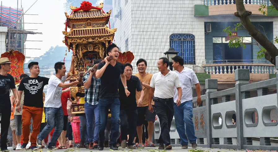10月8日，2013均安關帝巡游到均安鶴峰 順德城市網網友charisse85 攝