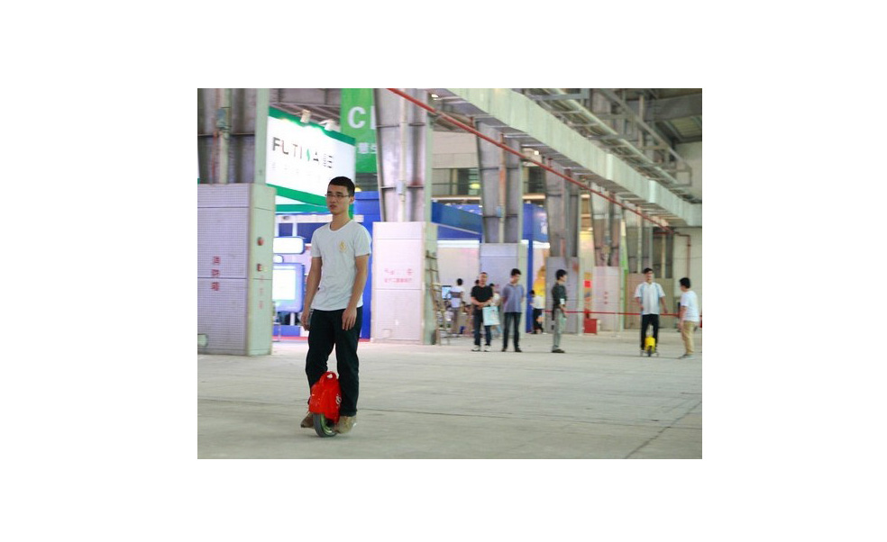 人只要站上去，獨輪車便會行進（圖片由網友“生命力”拍攝）