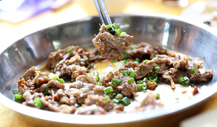 紅棗茸、牛肉和簡(jiǎn)單調(diào)料充分糅合、蒸制，醇香的美味也讓大家贊不絕口。（網(wǎng)友“丘比特”/攝）