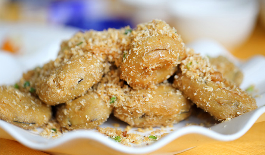 外皮酥脆，內(nèi)里綿軟，口味獨(dú)特避風(fēng)塘炒釀茄瓜，口水都出來(lái)了。(網(wǎng)友“pk007”/攝)