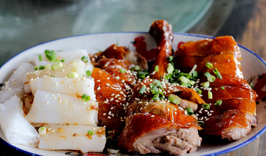 當豬腸粉遇上燒鵝，配以佐料成就了一道口味獨特的美食（順德城市網網友“梅山飛哥”拍攝）