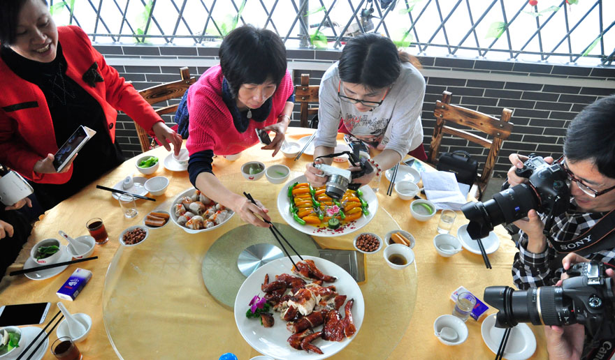 美食一上桌，網友都禁不住讓手機和相機先吃飽！順德城市網網友“脈動陽光”攝.