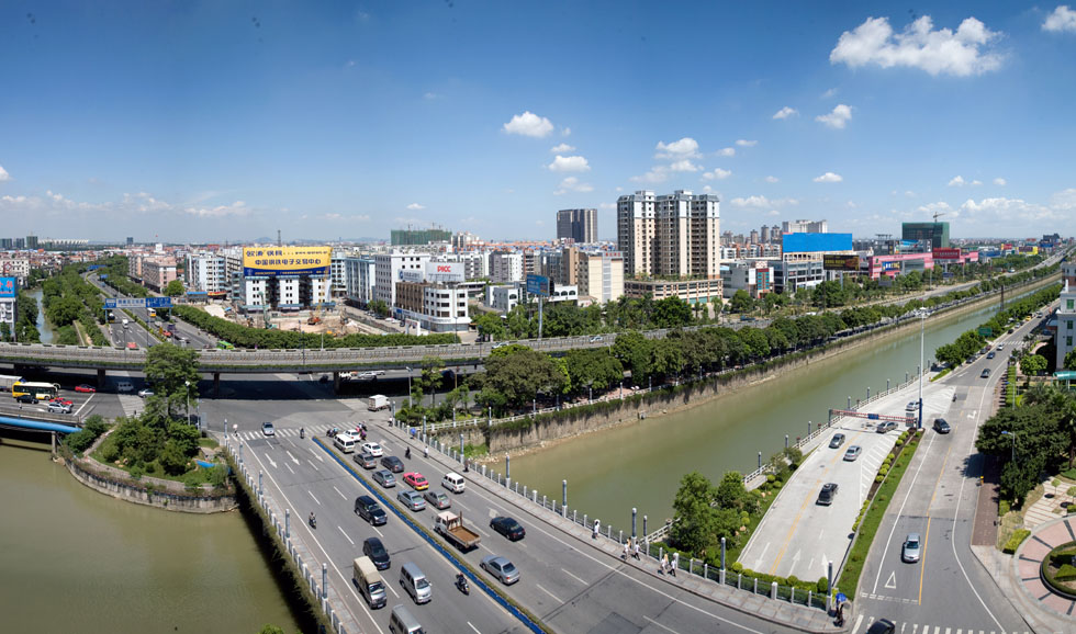 在樂從的英雄河之上，樂從鎮面在經歷了道路的完善、植物綠化、亮化等系列工程之后，一派生機勃勃之勢迎來。（順德城市網網友梁光）