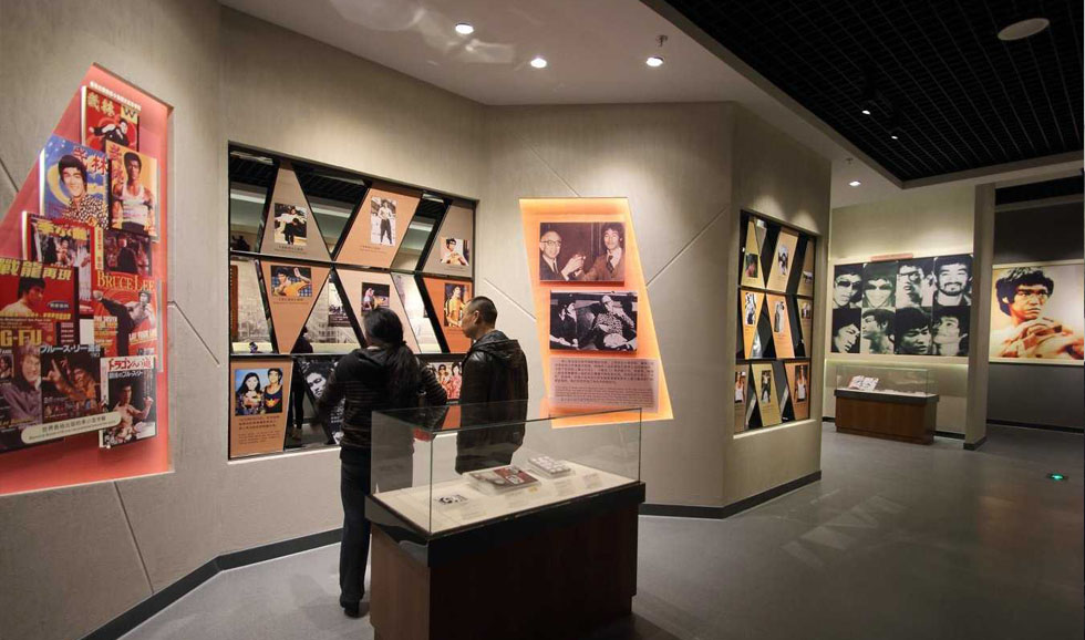 順德博物館位于順德文化中心，在已建順德圖書館的西面地塊，是順德文化四館的重要組成部分。順德新博物館的建成將更好地展示順德歷史文化，方便市民觀賞學習！（順德城市網網友梅山飛哥）