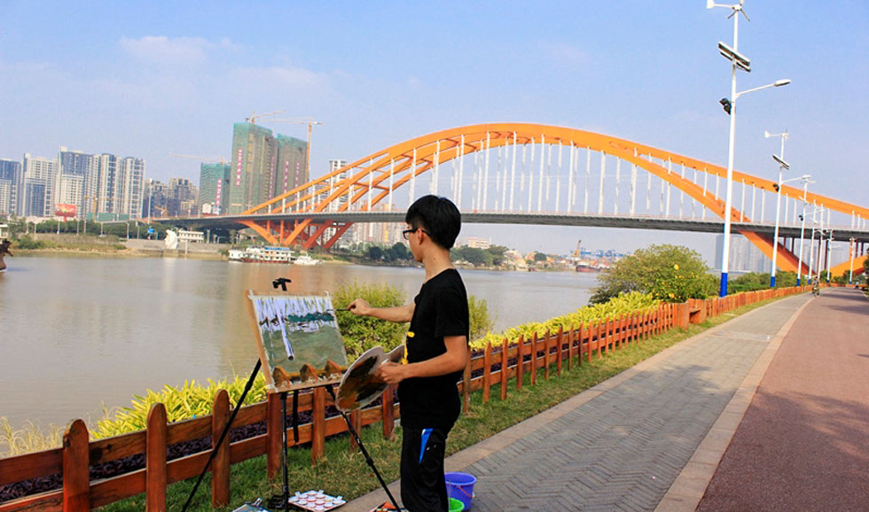 佛山新城濱河景觀帶突出表現“日可賞景，夜能賞燈”晝夜不同的景觀環境，使之成為廣大市民享受“高效率、慢生活”的體驗區。（順德城市網網友我忘了）