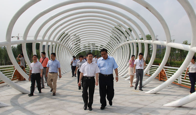 佛山城市升級，多區都做好水文章。圖為高明區明湖公園藝術廊橋