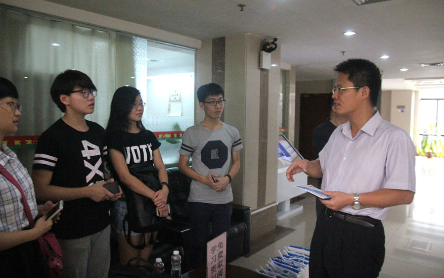 看見剛到順德的高校人才，順德區委常委、區委宣傳部部長王勇立即當起“導游”，向他們詳細介紹順德