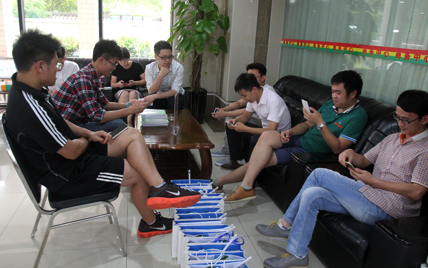高校創新人才報到后立即進入狀態，準備第二天討論