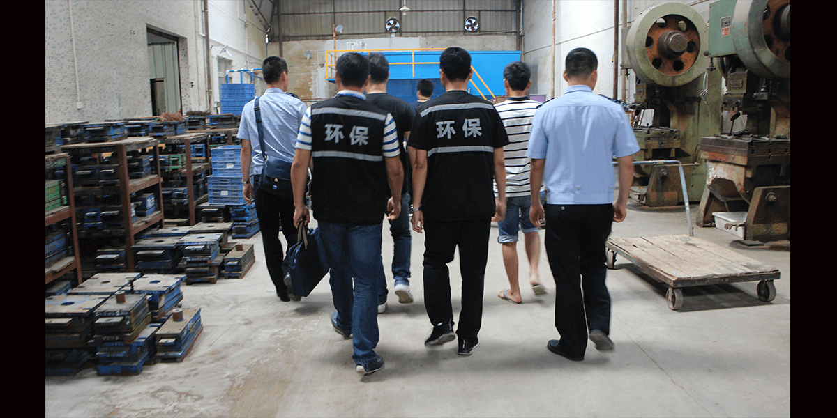  順德區有很多支這樣的環保隊伍，馬甲背后的“環保.代表著整潔和生產力