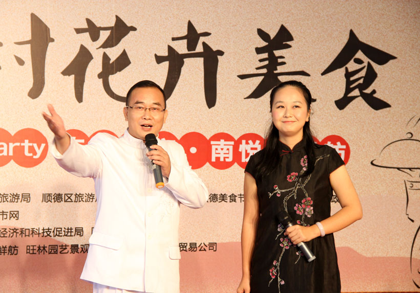 以花賦詩，活動充滿詩情畫意。順德城市網(wǎng)記者蔡夏陽攝。