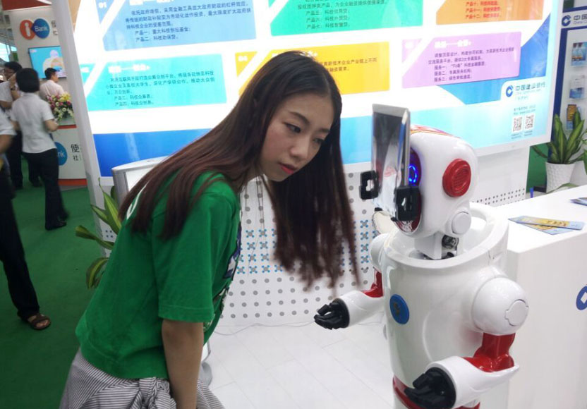 現場美女與擁有人臉自動識別系統的智能機器人“對話”。