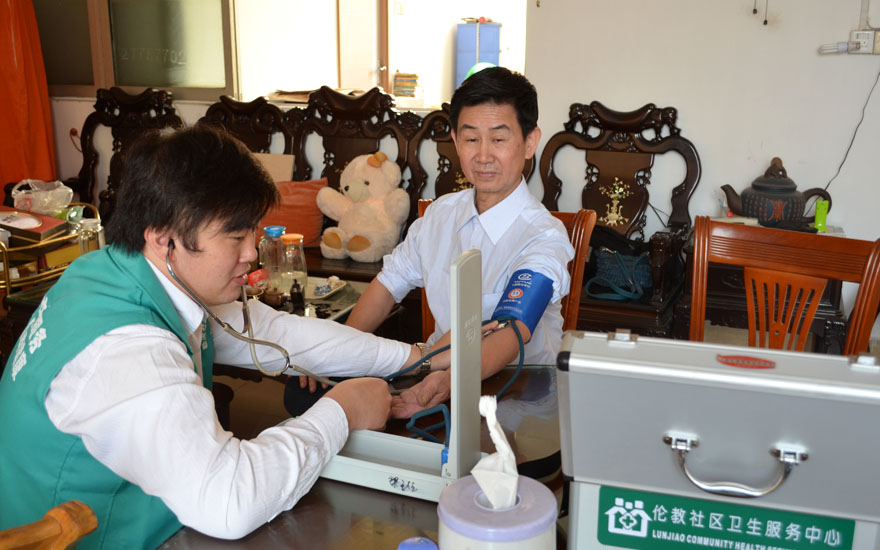 倫教社區(qū)家庭醫(yī)生上門開展健康體檢服務