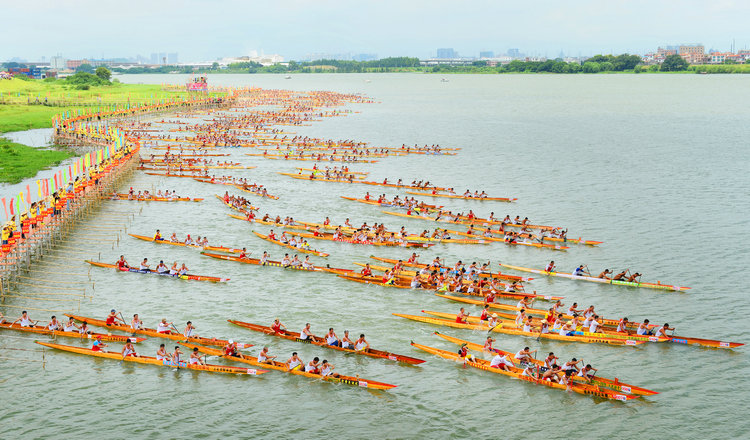 中午12點剛過沒多久，260多支龍舟從放龍處出發。李海廉 攝