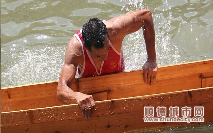 摔倒之后，擺正龍船，繼續向終點進發