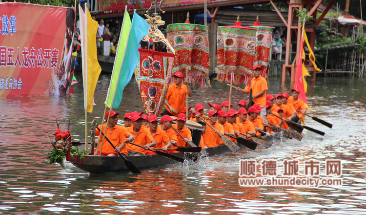 龍舟賽前，彩龍巡游為比賽預熱