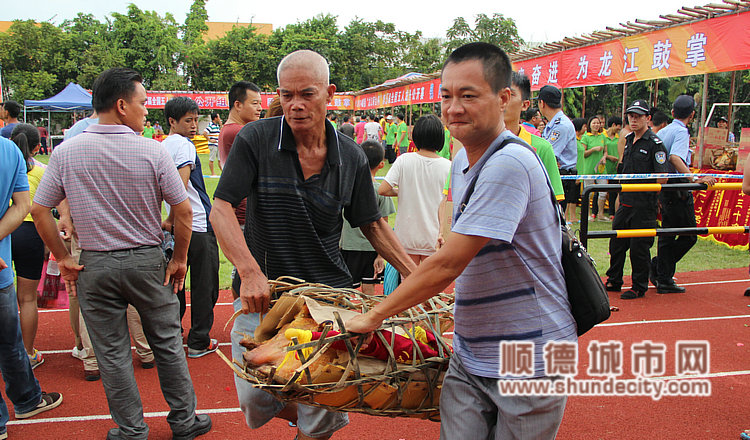 比賽過后，獲得名次隊伍領取燒豬