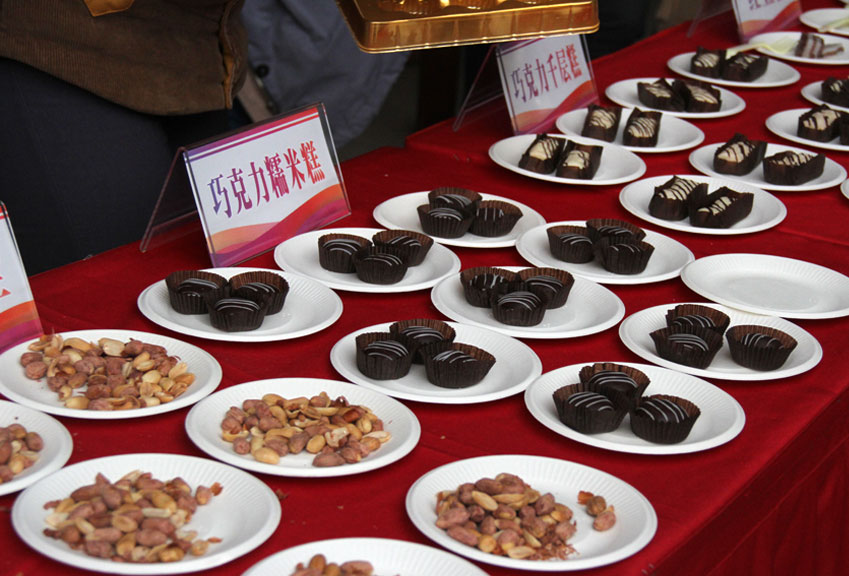 洽談會現(xiàn)場提供順德美食給在場嘉賓、學(xué)子品嘗。
