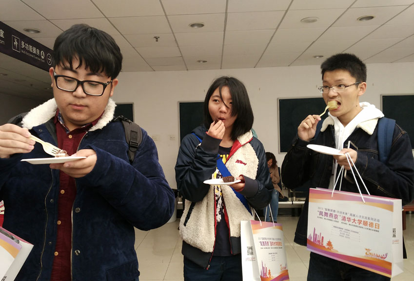 各高校人才品嘗順德美食，并對此點贊不停，甚至有些學(xué)子更是高呼“我一定要到順德才到更多好吃的”。
