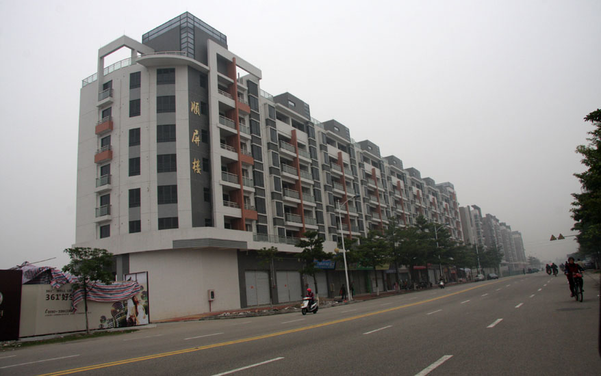 加大保障房及其配套設施的建設力度是保障基層困難群眾生活的一種重要方式。