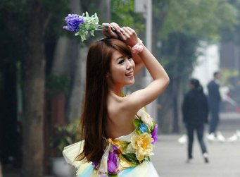 回眸：一襲飄逸的彩裙，笑靨如花的姑娘在這個(gè)夏日給你送去春日的柔情！（通濟(jì)刁民）