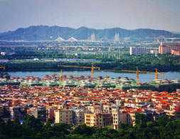 一河兩岸，正在拔地而起的現代化建筑和極具順德特色的鮮艷老建筑相溶育一個畫面，讓人看到這 座城的過去、現在、將來。網友“火炫散人”攝
