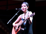 一年一度的中法音樂節在順德精彩上演，對于這些愛音樂的精靈來說，只需要一把吉他，一首歌， 便能hold住全場。網友“絲絲入扣”攝
