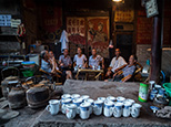 舊時代的茶壺、海報、椅子、桌子……如果順德還有這樣的老茶館，你會常常和爸爸去喝茶聊天嗎？（順德城市網網友“yesir”攝）

