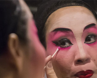 搭渡船，去勒北，看大戲。你是在臺(tái)下看人生，還是在臺(tái)上演繹人生？（順德城市網(wǎng)網(wǎng)友“金太陽(yáng)”攝）