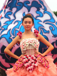 穿著“花衣服”的模特走秀之花秀可謂新奇！你去2016廣東（陳村）國際花卉旅游文化節上看了嗎？