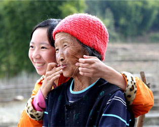 祖孫樂，健康和快樂都是我們期盼的?。樀鲁鞘芯W(wǎng)網(wǎng)友“大肥”攝）