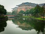 雨水沖刷后，具有中國(guó)風(fēng)的南方醫(yī)科大學(xué)順德校區(qū)有一種靜謐美。（順德城市網(wǎng)網(wǎng)友“雕刻時(shí)光”攝）