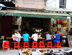 老街里的那些早餐店鋪，如今已經(jīng)越來越少見了，是否也勾起了你的回憶呢？（順德城市網(wǎng)網(wǎng)友“茶葉。。。蛋”攝）