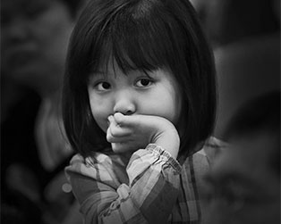 這雙迷人的大眼睛是如此天真、如此純潔地望著這整個的世界，從眼中不禁彌漫出了由心靈蕩漾出來的亮晶晶的光彩。（順德城市網網友“過兒”攝）
