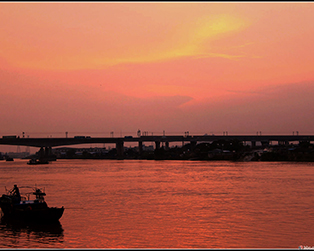 在夕陽西下的晚景中,漁舟唱晚，水面歌聲四起。（602328024攝）