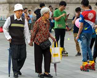 “執子之手，與子偕老”說得就是這讓人羨慕的情景吧?。樀鲁鞘芯W網友“田園牧歌”攝）