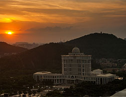 夕陽(yáng)緩緩落下，為我們生活的城市裝飾了一片金黃。（順德城市網(wǎng)攝影俱樂部成員“全哥仔”攝）