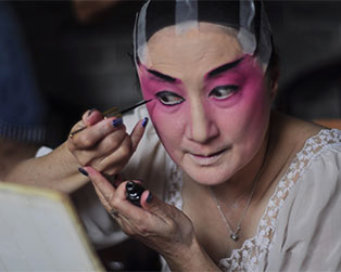 每一場(chǎng)精彩的粵劇表演背后，都是演員們細(xì)致的準(zhǔn)備。（順德城市網(wǎng)攝影成員“脈動(dòng)陽(yáng)光”攝）