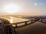 從高空俯瞰一河兩岸，遠處的光芒正是前進的光明。（順德城市網攝影俱樂部成員“大雄856”攝）