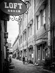 黑白色調(diào)，更加凸顯了創(chuàng)意園里的復(fù)古味。（順德城市網(wǎng)攝影俱樂部成員“雕刻時光”攝）