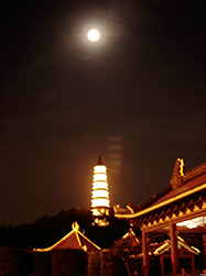 月滿順峰山，這輪中秋圓月，你我共賞。（網友“梅山飛哥”攝）